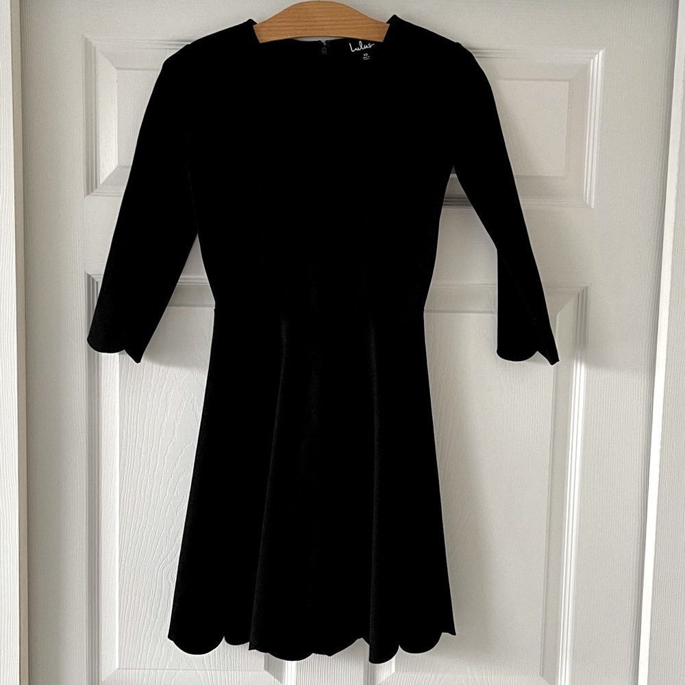 Lulus 7/8 Sleeve Scoop Neck Black Dress w/Scalloped Hem & Sleeve Feature XS